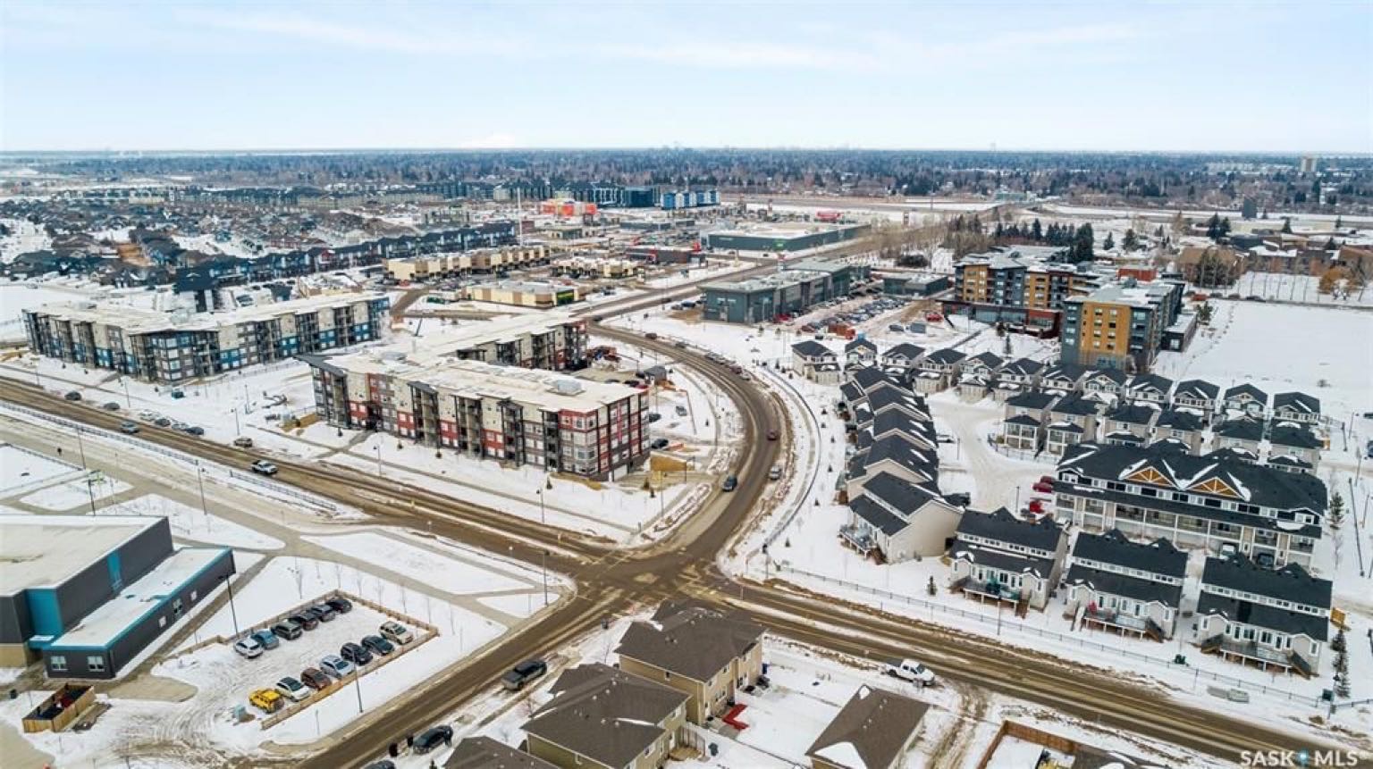 Stonebridge小区面对学校公园，4房4卫双拼屋出售！没有物业费！双车库，独立小院，高档装修。9尺层高，实木地板，理石台面，主卧带独立洗手间，地下室装修有一房一厅一卫。带中央空调换风系统。房屋状况新保养好。挂牌价格：$399000。详情请联系地产经纪Gary Gai 盖王睿 - 5