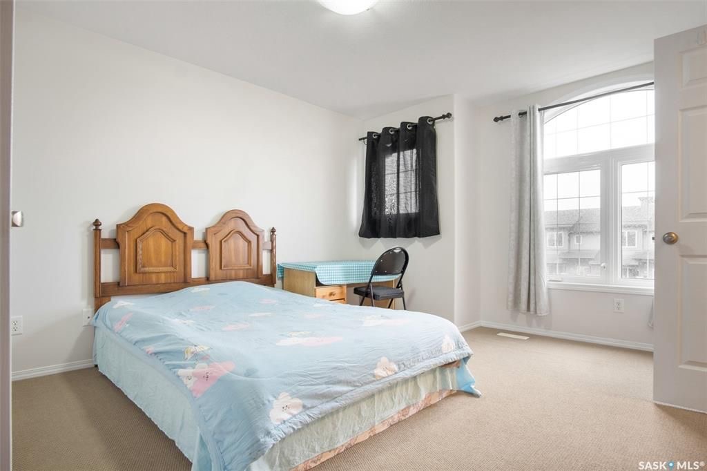 Willowgrove小学边3房4卫联排出售。步行至百年高中，公园超市购物，封闭小区1330尺，2007年建，保养如新。一楼大厅实木地板，枫木橱柜大厨房，2 楼两个大卧室各自带独立洗手间，地下室装修一房一厅一卫。另有一车库一车位。挂牌价格 $329900。详情联系Royal Le - 19