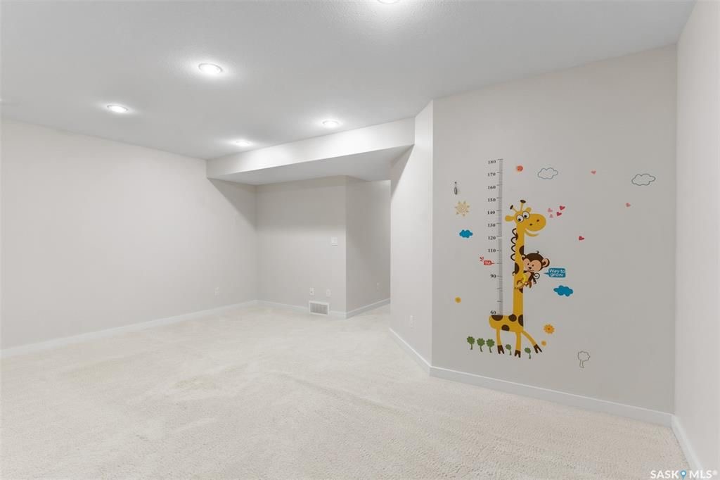 Stonebridge边户3房3卫地下室装修安静联排出售。2011年建，步行至小学，购物，公园。背靠私密绿地，好采光，高档装修，新换地板，大理石台面，现代橱柜，不锈钢家电。全新刷漆。二楼3个大房间尺寸足。地下室完全装修有一个大家庭厅一个独立洗手间。另有连房单车库，中央空调，中 - 19