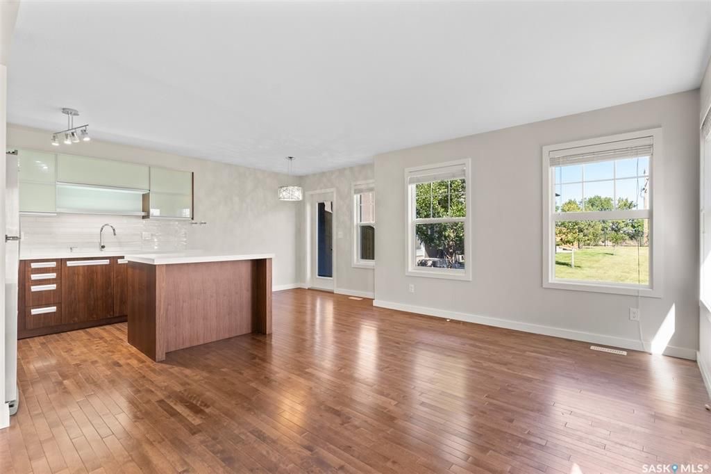 Willowgrove小区多窗大边户1340尺 3房3卫地下室装修安静联排出售。2013年建，步行至小学，购物，公园。背靠私密绿地，好采光，高档装修，新换地板，大理石台面，现代橱柜，不锈钢家电。全新刷漆。二楼3个大房间尺寸足，洗手间带天窗好采光。地下室完全装修有一个大家庭厅一个独 - 9