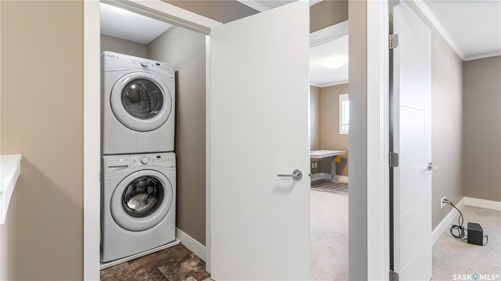 Willowgrove小区3房3卫，连体车库外加双车位，独立后院，联排出售。本地知名建商Riverbend，房屋保养如新。一楼9尺层高，高级复合地板，大理石台面，不锈钢家电。二楼3房2卫。主卧带独立洗手间和步入衣柜。地下室带2个窗户，未装修。后院另有独立带顶露台。位置步行至小学， - 15