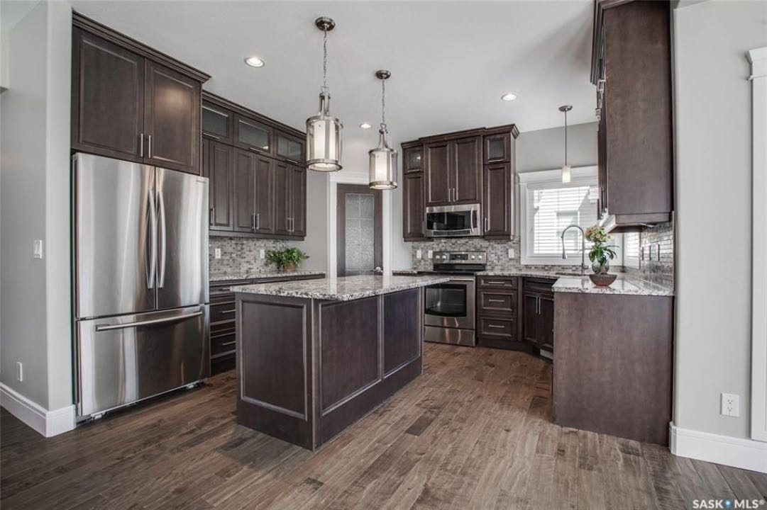 Rosewood小区核心安静路段近湖近小学1966尺两层独立屋出售 3房3卫，2013年建，三车库，高档装修，私密大后院。房屋保养佳：一二楼全实木地板，厨房卫浴大理石台面组合。地下室未装修。开价：$639000。有意请联系地产经纪Gary Gai 3063413677 - 8