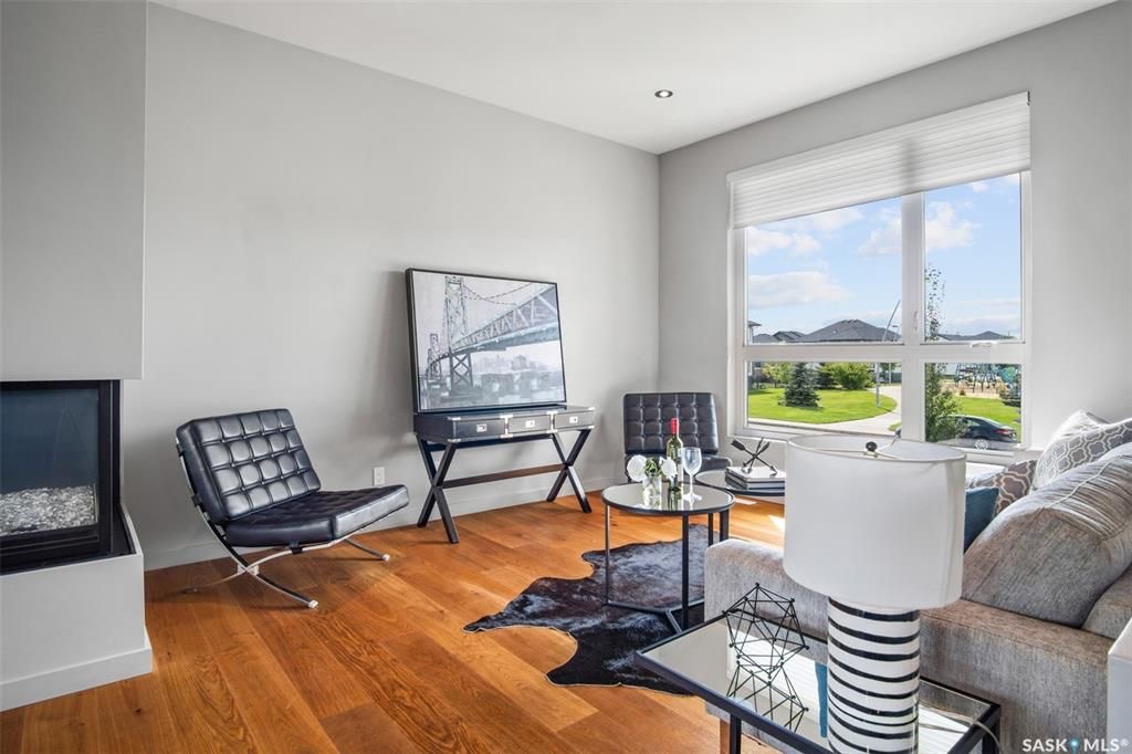 EVERGREEN小区2013年新建1415尺3房2卫独立屋出售。房屋位置佳，面对公园景色优美，处于安静街区，近学校购物周围生活设施齐全。高档装修，层高10尺，加高内门，一楼实木地板，三面壁炉。欧式厨房，瓷砖背板，花岗岩台面，还有充足储物空间。一楼还有两间卧室，一间洗手间。二楼主 - 6