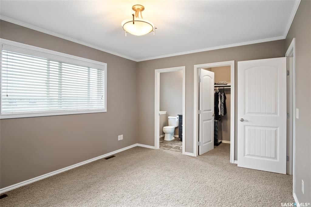 Willowgrove小区2011年建3房3卫联排别墅出售。房屋年代新，保养如新。步行百米公园，及周围两所小学。近百年高中，st joseph 高中，近购物中心，交通便利。一层9英尺层高，采光好，高级复合板地板，全花岗岩台面，不锈钢厨房设备齐全，以及非常充足的储存空间。二楼三个全 - 9