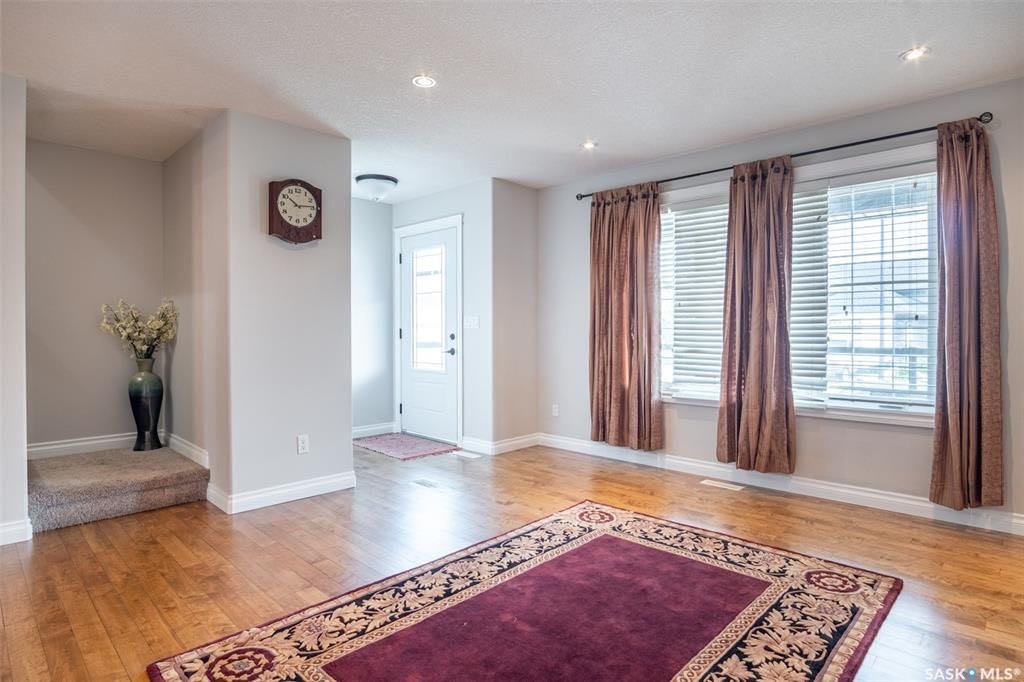 Willowgrove小区2010年建1406尺4室4卫双层独立屋出售。近公园，学校，购物中心，交通便利。高档社区，高品质装修。最近翻新实木地板和瓷砖地板，厨房全大理石台面，较新的不锈钢设备。地下室装修有一房一大家庭厅一书房一洗手间。外加双保温车库，大露台，后院合理设计且私密性强 - 4