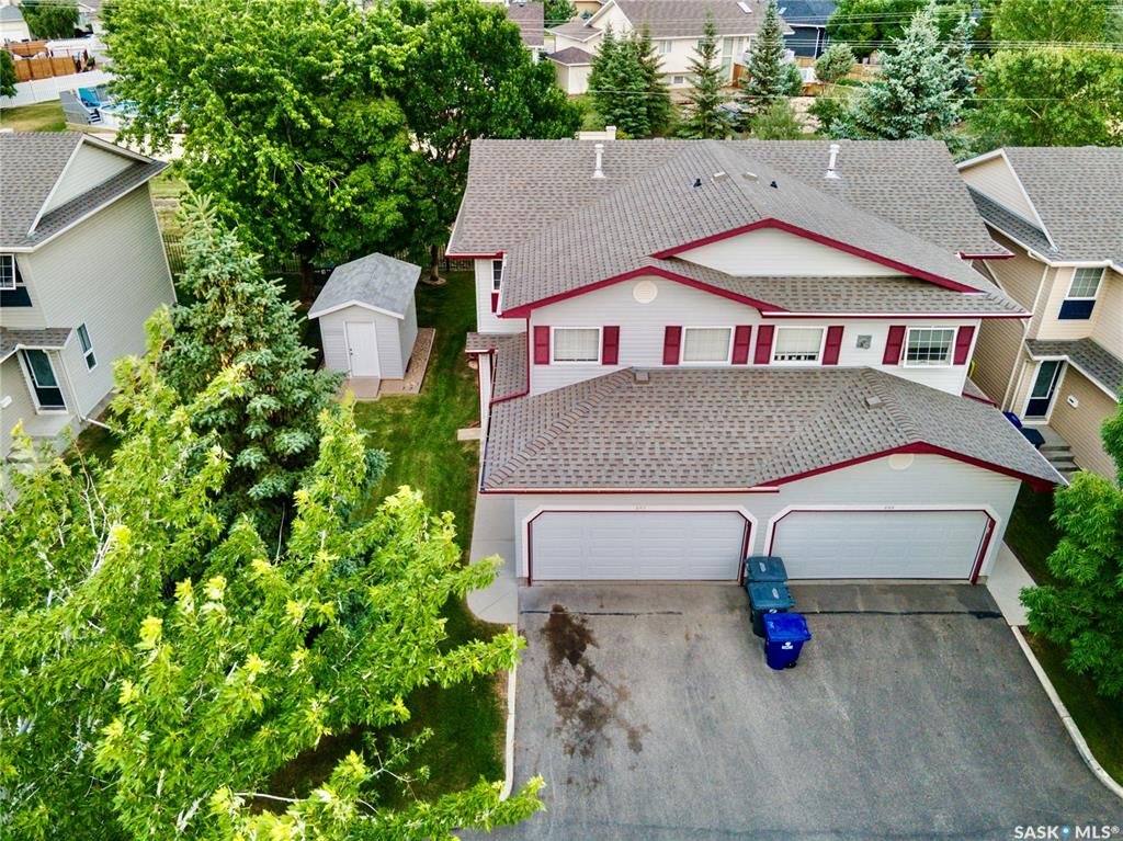 Arbor Creek小区 1364尺双车库联排边户出售。背靠绿地公园。位置安静便利。附近有小学，高中。多窗户大客厅，二楼2个大卧室外加一个大多功能厅。地下室装修有1活动厅带窗户外加完整洗手间。新换瓦片，刷漆，车库门 ，地板，部分家电。挂牌价格 $329900。详情联系Royal - 6