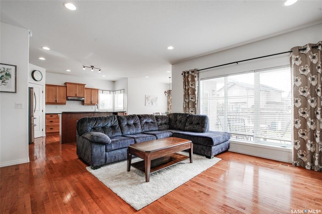 Arbor Creek小区2006 年建 6房4卫2022尺独立屋出售。面对大公园！步行至两所小学Dr. John G. Egnatoff & Father Robinson School. 高档装修：涂料外墙，9尺层高， 天然气壁炉，实木枫木地板，大理石台面，枫木橱柜 - 6