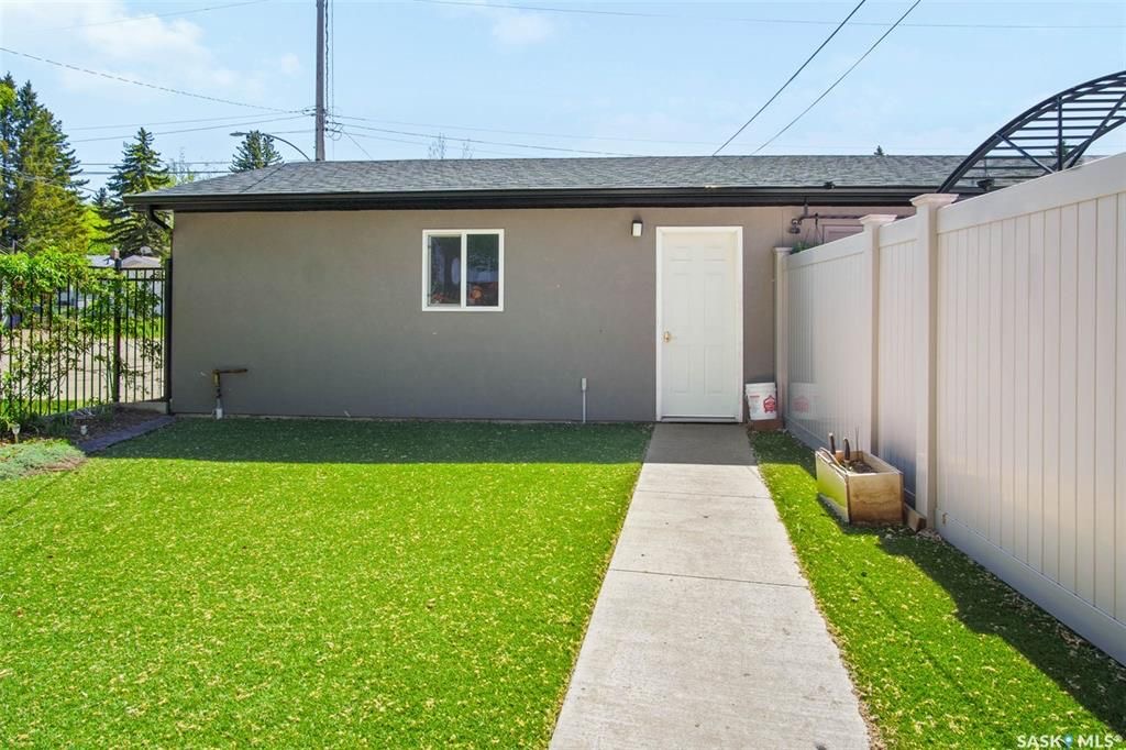 Holliston小区核心区域2012年建1625尺5房4卫半独立屋出售，步行可至学校,公园,8街购物。绝佳拐角边户，带双车库外加双车位，多窗户采光好。一楼9尺层高，双厅带实木地板，厨房大理石台面，枫木橱柜，不锈钢家电。二楼三个大卧室，主卧带独立洗手间全大理石洗手台面。地下室有独 - 26