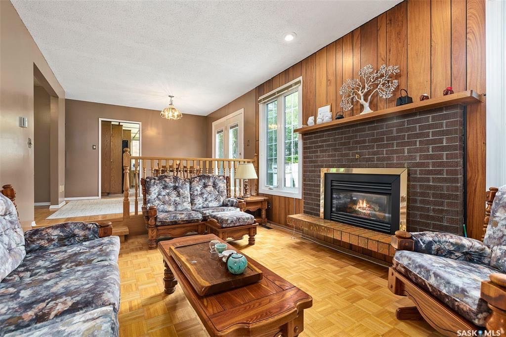 West College Park小区两层独立屋出售。独处幽静便利好街，绿树成荫，超级65尺面宽，过9000尺大地块。4房4卫。屋主精心打理。地下室完整装修。新窗户，新瓦片，高效锅炉。可步行至小学，Evan Hardy高中，8街购物。挂牌价格：399900。 - 6