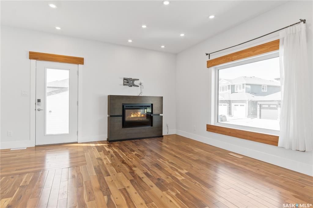 Aspen Ridge小区超大尺寸2016尺两层独立屋出售。好采光，保养如新，高档装修：9尺层高，实木地板，大理石台面，壁炉，不锈钢家电。主层有额外书房，二楼4个大卧室，地下室保温完成。带露台和独立双车库。挂牌价格：$499000。 有意请联系地产经纪Gary Gai 30634 - 12