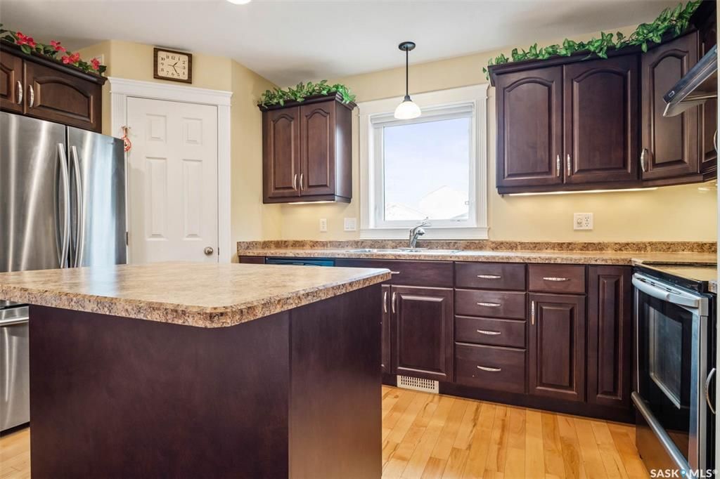 Willowgrove小区2005年建1532尺4室4卫双层独立屋出售，原D&S样板房。位置佳，地处安静街区，步行可达百年 高中，百米至两所小学，公园，购物中心，交通便利。房屋整体宽敞明亮，保养如新。砖墙特色天然气壁炉。实木和瓷砖地板，厨房枫木橱柜，且储物空间大，台面宽敞，不锈钢 - 6