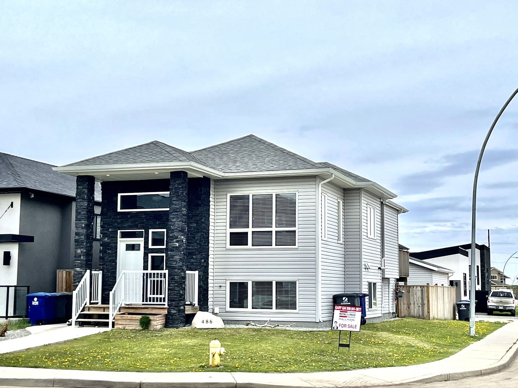 Evergreen小区1215尺错层独立屋出售, 本地西人业主，4房3卫，半地下室带合法出租1厅 1房间1卫分电表，独立出入独立洗衣烘干，另有1大活动空间用于主层住户使用，双车库外加1室外停车位，拐角地块多停车位，带露台，采光好，步行百米至两所小学及公园。 - 4