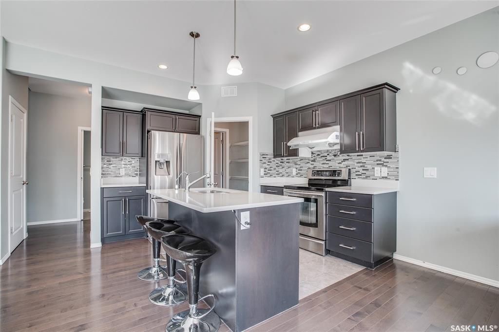 Stonebridge 小区2010年建，1717尺5房4卫外加一个多功能厅独立屋出售，三车库外加室外3车道，步行至Stonebridge小学，公园，附近购物，开发式设计多窗户好彩光餐厅客厅，二楼3个大房间外加一个超大多功能厅，地下室装修2房一卫一厨套间可用于出租。 - 5