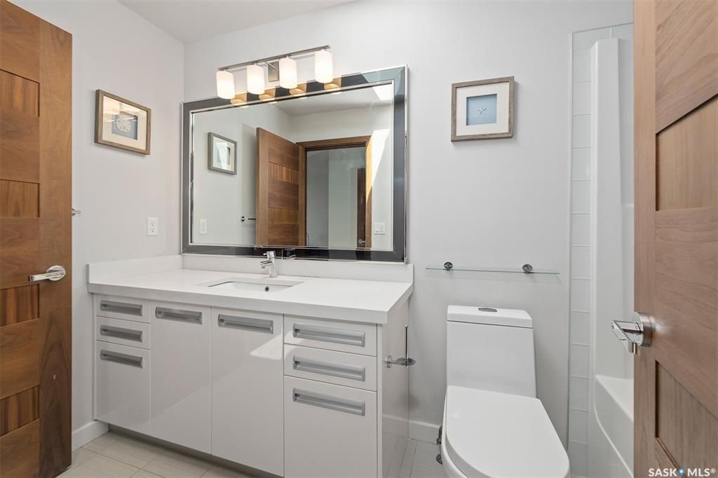 Willowgrove小区2012年建3房3卫1340尺安静边户联排别墅出售。地理位置安静私密，面朝农田美景，主卧窗户可赏北极光。房屋年代新，整体保养好。交通便利，可步行至两所小学和公园，近百年高中，近购物中心。一楼多窗户自然光充足，客厅宽敞明亮。新换地板，理石台面，纽约现代风橱 - 20