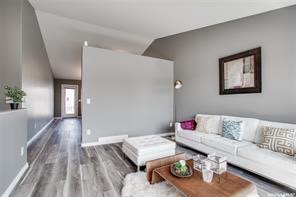 Willowgrove小区安静路段2010年建 5房3卫 bi level 错层独立屋出售。近两所小学。新装修地板，刷漆。挑高层高， 大窗户采光好。主卧带独立洗手间和步入式衣柜。地下室9尺层高，装修有两个大房间一个多功能厅一个洗手间等。挂牌价格 $459000。详情联系Gary - 5