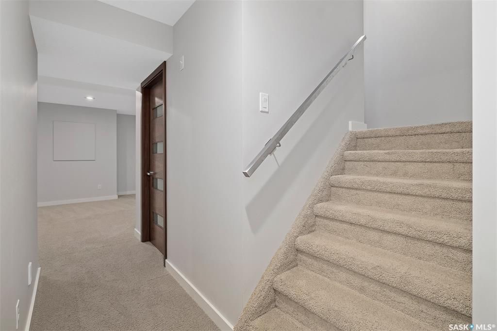 Willowgrove小区2012年建3房3卫1340尺安静边户联排别墅出售。地理位置安静私密，面朝农田美景，主卧窗户可赏北极光。房屋年代新，整体保养好。交通便利，可步行至两所小学和公园，近百年高中，近购物中心。一楼多窗户自然光充足，客厅宽敞明亮。新换地板，理石台面，纽约现代风橱 - 23