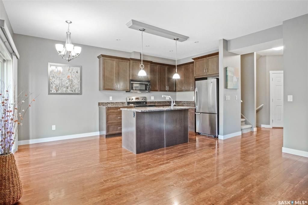 Willowgrove小区2013年建1360尺3房3卫联排别墅出售。房屋年代新，高档社区，整体保养得当。交通便利，可步行至两所学校和公园，近购物中心。一楼朝阳自然光充足，客厅宽敞明亮。一层9英尺挑高，高级复合板地板，全花岗岩台面，枫木橱柜，厨房设备齐全。二楼洗衣房，主卧带洗手间 - 6