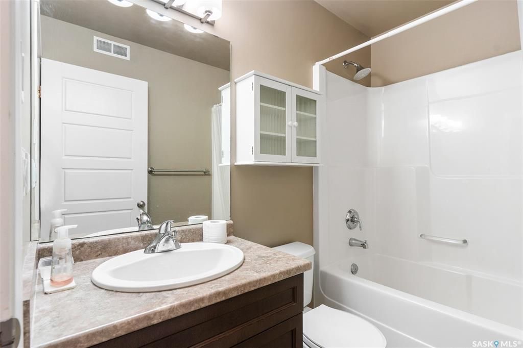 Stonebridge小区近1410尺错层独立屋出售，5房3卫，半地下室带合法出租2房1厅1厨1卫分电表，独立出入独立洗衣烘干，独立热水器。高档装修，连房加大尺寸双车库，双层露台。后院私密性好没有邻居相连。主层挑高顶，木地板，枫木橱柜，大厨房带独立角柜，主卧带独立洗手间和步入衣柜 - 16