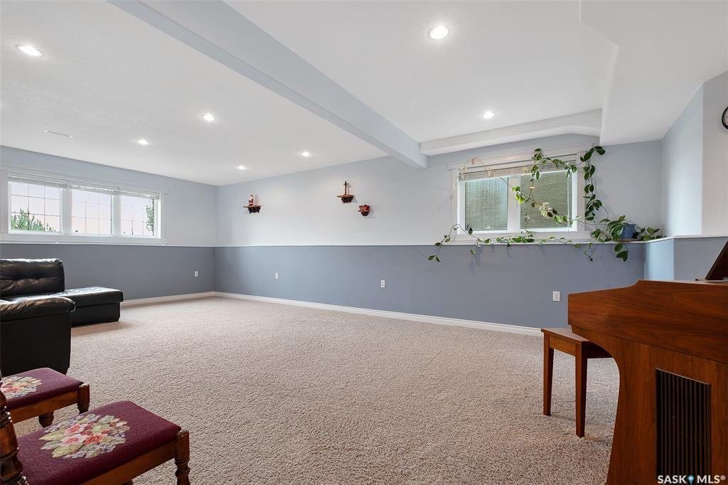 Briarwood小区1476尺错层独立屋出售，面对公园，私密好景致，2008年建，保养极佳。4房3卫，挑高顶，大客厅，大尺寸房间。大院子私密性好。地下室完整装修，大窗户。加大尺寸双车库，室外三车道。另配高效锅炉热水器，新风系统。挂牌价格：$559000  - 7