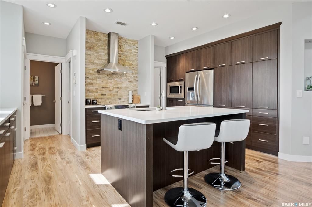 Evergreen小区最好核心路段近1935尺4房4卫双层独立屋出售，后院面积超大且背靠绿地无邻居，私密性强，且安静宜居。房屋年代新保养佳。房子朝南，朝向好且超大多窗户，阳光充足。厨房石英石台面，高级名牌厨房设备。二楼大尺寸房间，主卧地采暖，且风景好自带朝向后院的阳台。挑高层高2 - 9