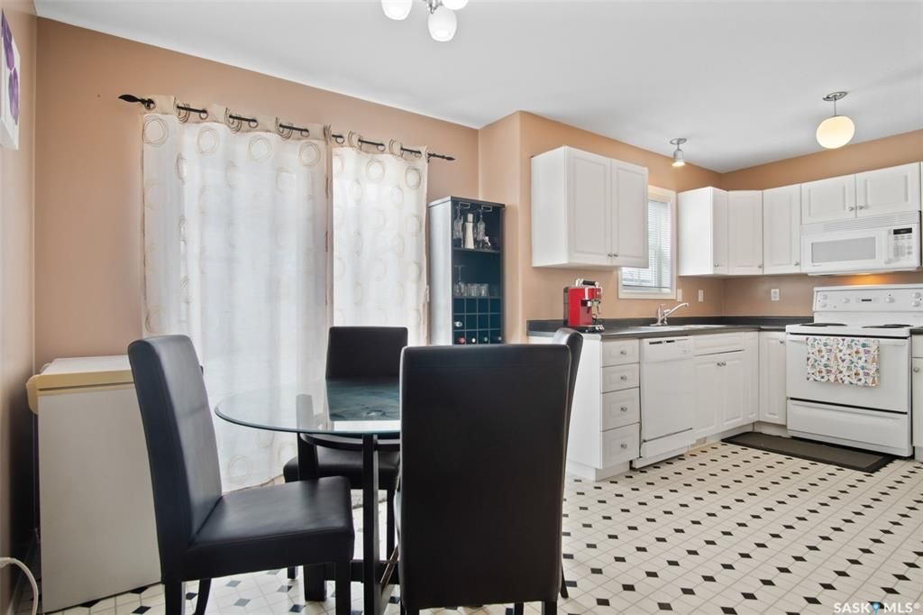 Lakewood小区2003年建3室2卫联排，安静边户，带中央空调。地下室完整装修有1个多功能厅。新热水器，新合成板地板。可以步行至附近商业购物方便，近小学。状况好，保养如新，挂牌价格：$229900。有意请联系地产经纪Gary Gai 盖王睿 3063413677 微信：gar - 7