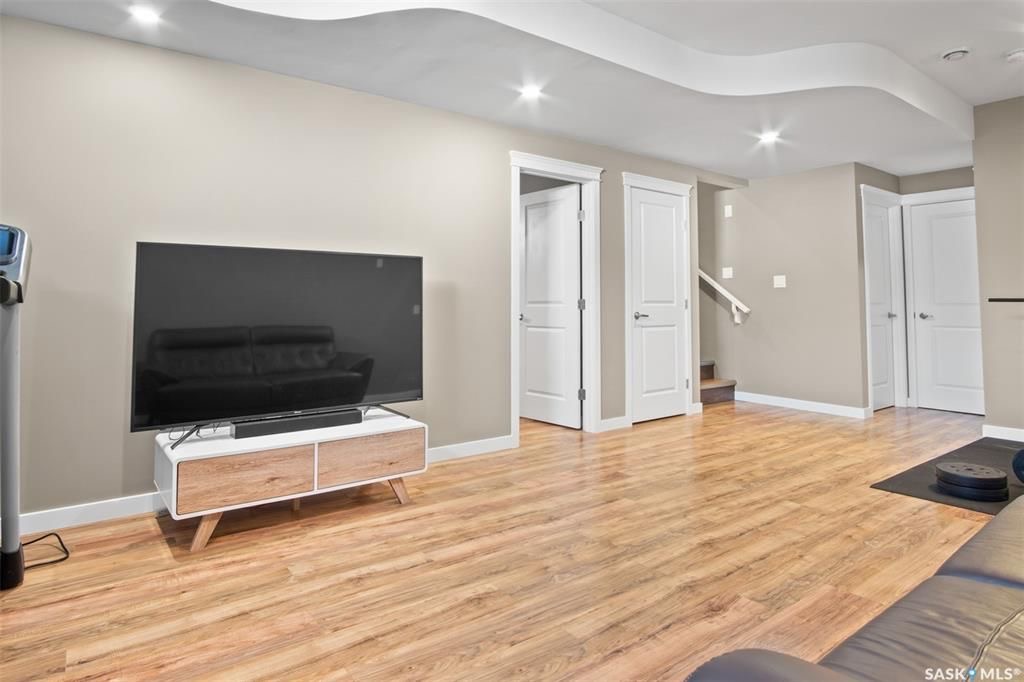 Brighton小区2019年建近2000尺4房4卫独立屋出售！院子私密不靠邻居，步行至公园，购物，及未来规划小学。1 楼9尺层高，带独立书房，开放式设计客厅带壁炉，厨房大理石台面，背景砖，高级不锈钢家电，带独立角柜。大窗户好朝向好彩光。二楼3个大卧室外加超大多功能厅，大主卧带步 - 27