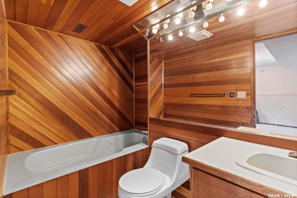 Lakeview小区步行至两所小学公园核心安静地段独立屋出售。4错层好采光，橡木橱柜，主卧带独立洗手间，第三层有超大家庭厅带经典吧台和独立出入门，洗手间有按摩浴缸。第四层装修有一个活动厅可作为第四个房间使用。大占地大院子，露台带顶棚。另有地下喷淋和全新换瓦片，部分更新新pvc窗户 - 18