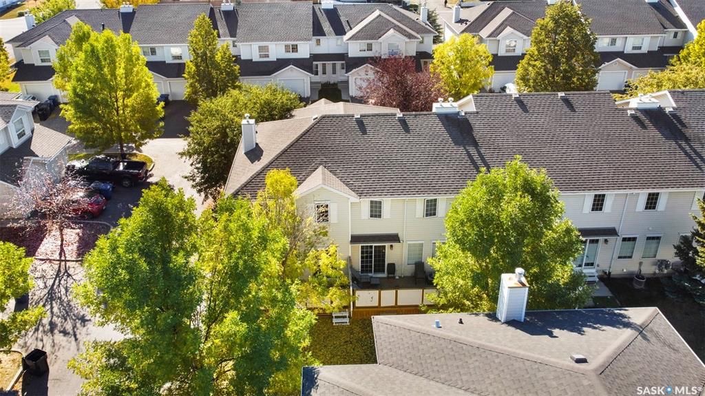 Erindale小区核心地段3室联排出售。1230尺，安静边户，多窗户，采光极好。步行百米至两所高中（百年高中，St Joseph），两所小学(Dr. John G. Egnatoff School and Catholic Father Robinson school)，附近商 - 24