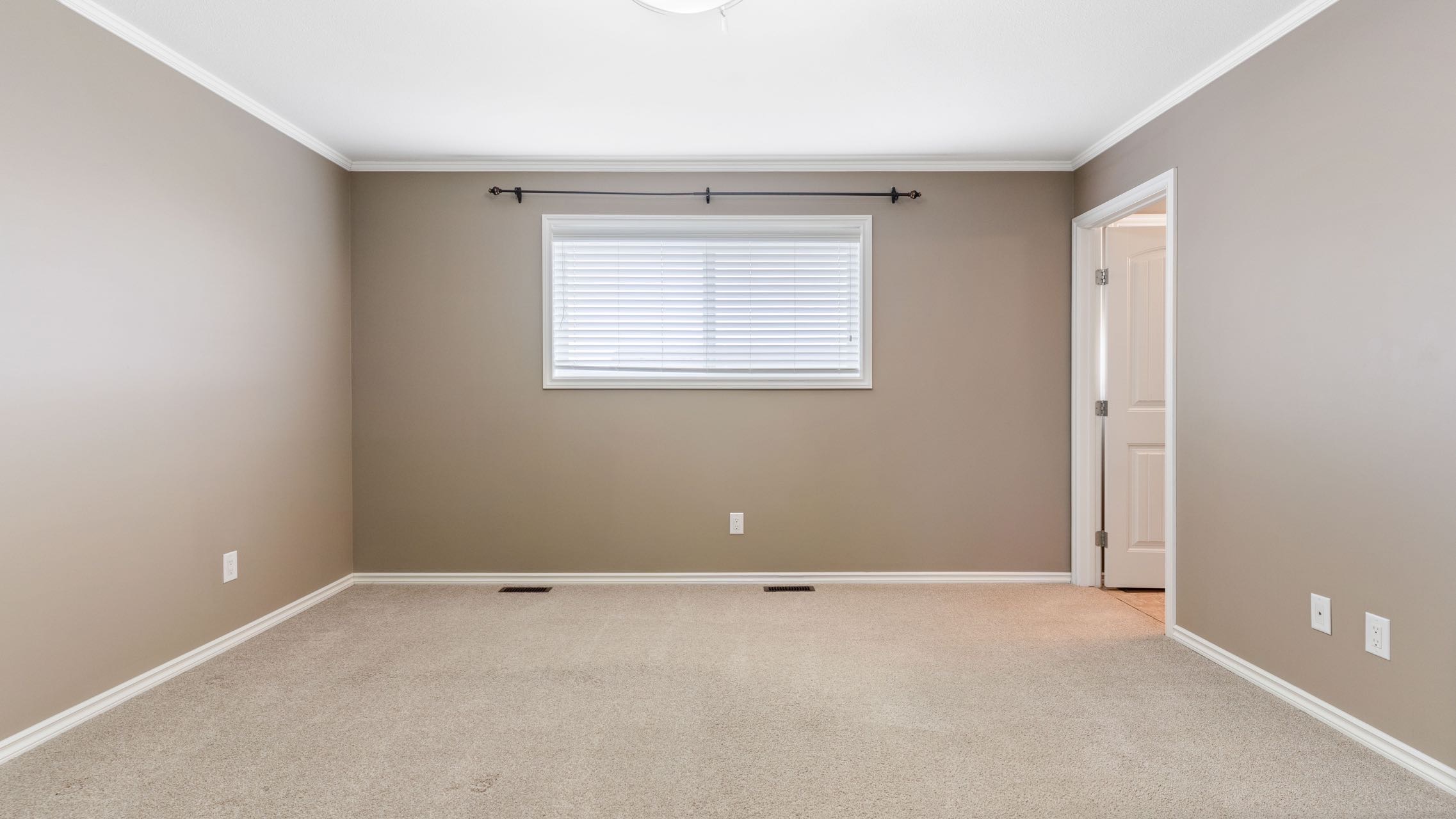 Willowgrove小区2012年建1315尺2房3卫联排别墅出售。房屋年代新，步行百米至两所小学和公园，近百年高中，近购物中心。一楼朝阳自然光充足，客厅宽敞明亮。9英尺挑高，高级复合板地板，全花岗岩台面，枫木橱柜，不锈钢厨房设备。二楼2个超大卧室均带独立洗手间和步入式衣柜。地 - 27