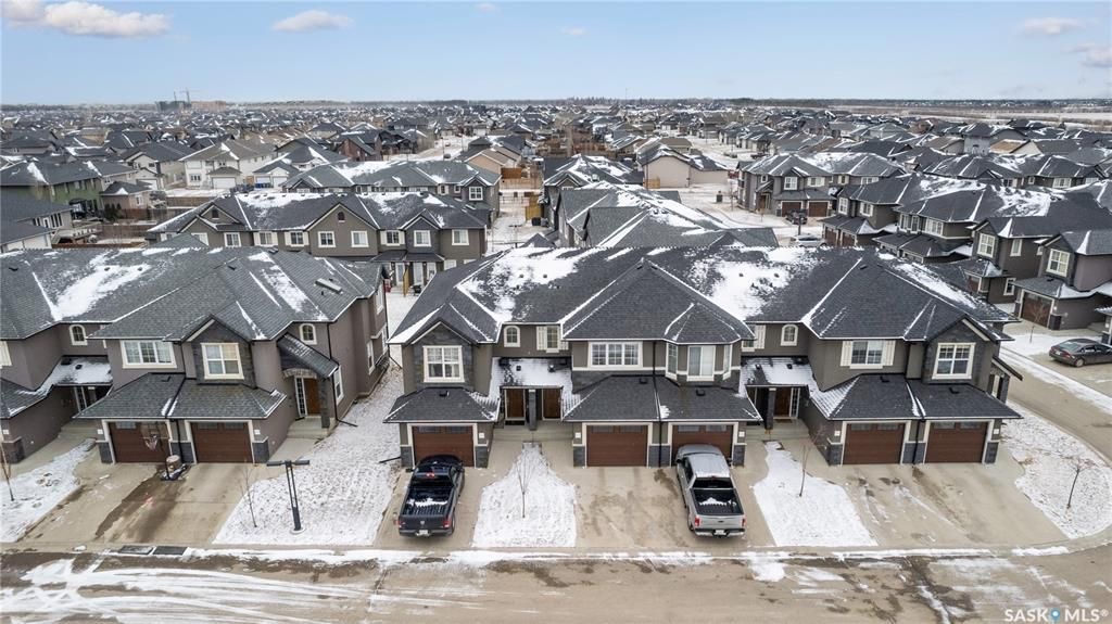 Willowgrove小区2014年建1245尺3房3卫联排别墅出售。地理位置安静私密，面朝农田美景，主卧窗户可赏北极光。房屋年代新，整体保养好。交通便利，可步行至两所小学和公园，近百年高中，近购物中心。一楼朝阳自然光充足，客厅宽敞明亮。实木地板，理石台面，现代橱柜，不锈钢家电。 - 4