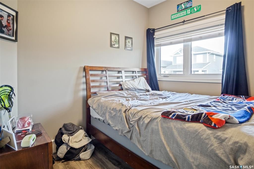 Aspen Ridge小区1165尺错层独立屋出售，本地西人业主，6房3卫，半地下室大窗带合法出租1厨1厅 2房间1卫分电表，独立出入独立洗衣烘干，独立热水器换风系统，另有1大厅或者房间用于主层住户使用，高档装修，全屋9尺，大理石台面，升级厨柜，双车库，拐角地块多停车位，带顶露台 - 18