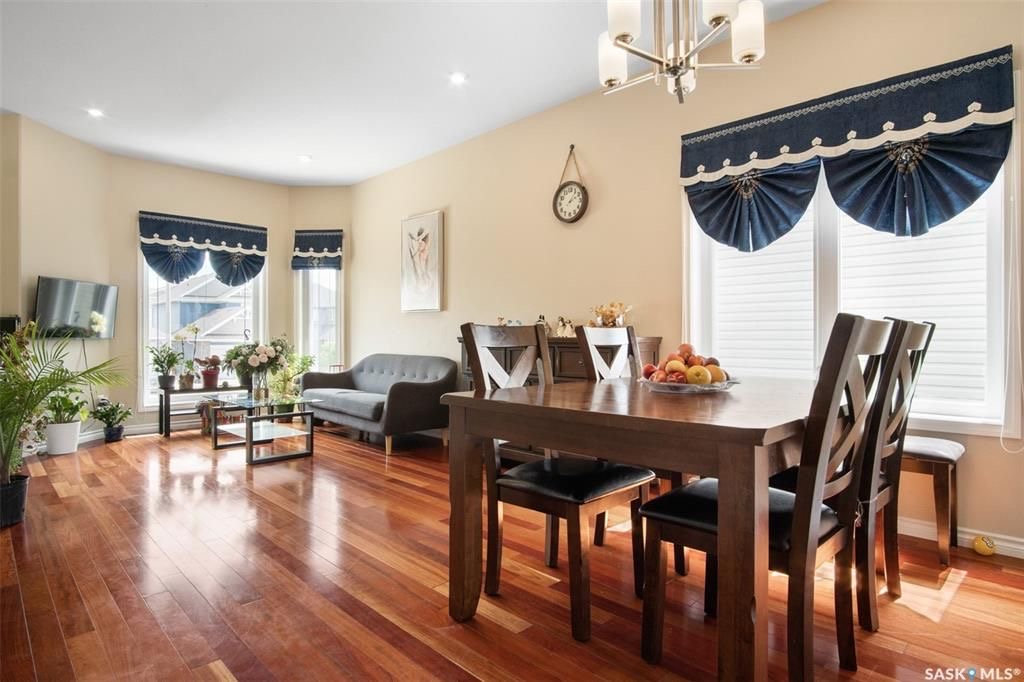 Stonebridge小区4房3卫错层独立屋出售。步行百米两所小学，购物，公园等一切设施。North Ridge建商，9尺层高，实木地板，升级封闭厨房（额外加多橱柜及台面，不锈钢家电）。多窗户采光好。主卧带独立洗手间和步入式衣柜。地下室9尺层高，超大窗户，明亮如地面，合成板地板， - 14