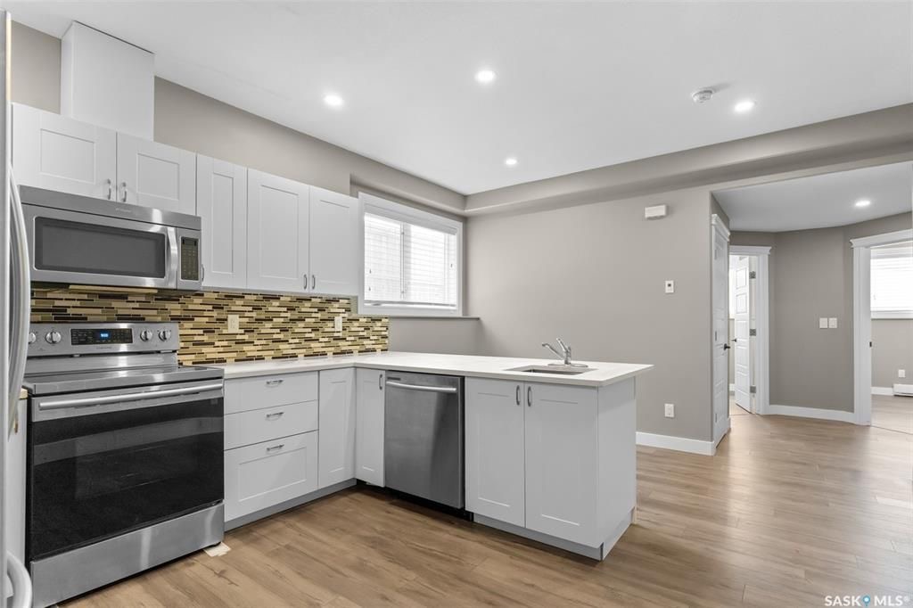 Evergreen小区近1500尺Jaylin Homes建商错层独立屋出售，5房3卫2书房，半地下室带合法出租2房1厅1厨1卫分电表，独立出入独立洗衣烘干，另有1房1厅1书房空间用于主层住户使用，高档装修，连房加大尺寸双车库，超大扇形地块，免维护带棚露台，三层窗户。主层9尺高天 - 18