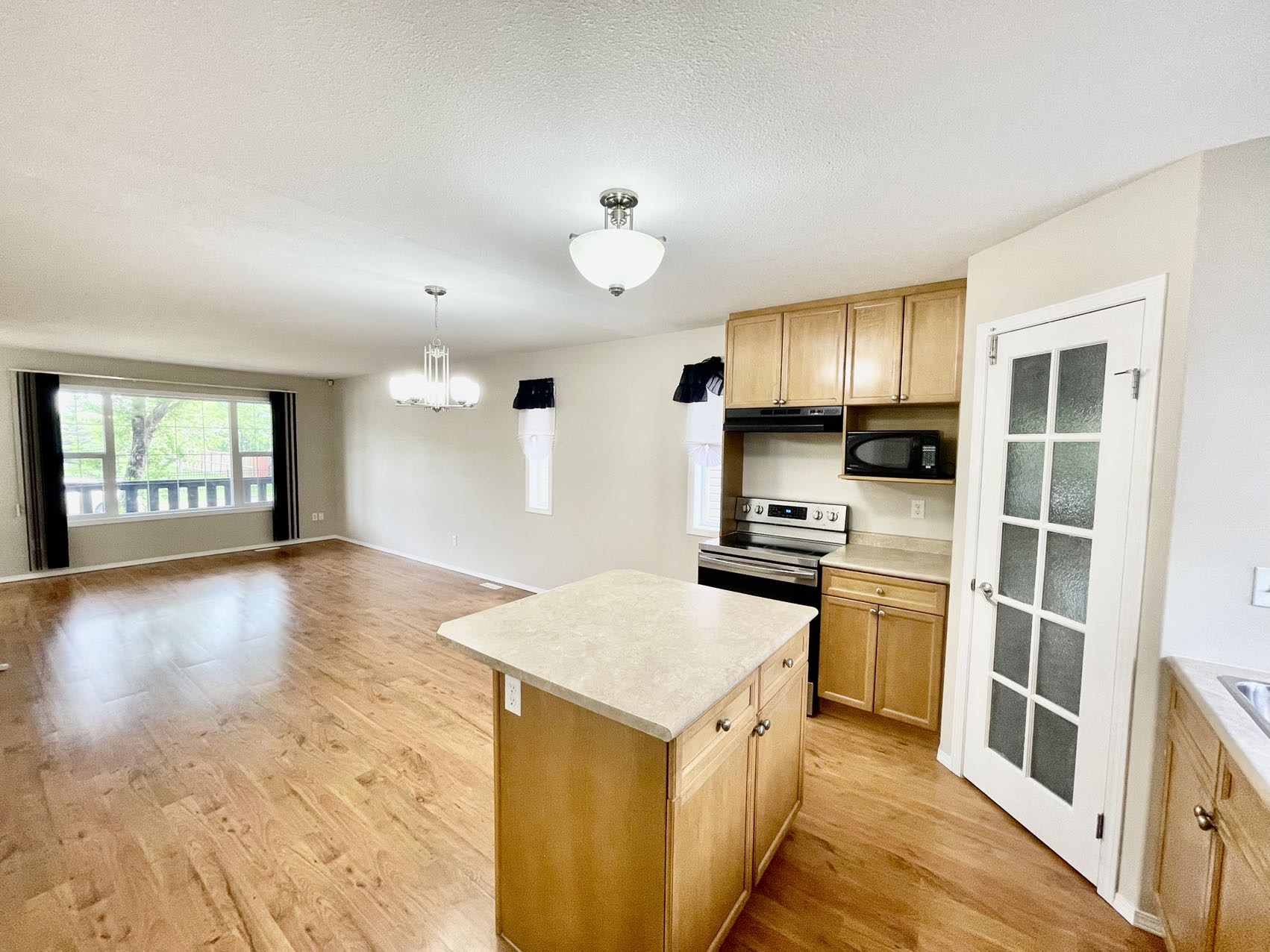 Willowgrove小区4房3卫两层独立屋出售1152尺，2007年建，本地业主，双车库带独立院子和大露台。合成板地板，枫木橱柜，带岛台和角柜，宽敞明亮客厅。2楼3房一洗手间，主卧带步入衣柜和水池梳妆台，地下室完整装修有一房一厅一卫。位置便利步行至小学，公园，超市购物。自住投资 - 11