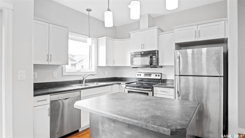 Evergreen小区2014年建3房3卫1书房大尺寸1804尺联排出售。带独立院子及连体车库。房屋特点：一楼书房，9次层高，新合成板地板，枫木厨房带不锈钢家电，客厅大窗好采光，二楼3个大卧室，主卧带步入式衣柜外加独立洗手间浴缸双洗手台。地下室未装修，高层高，带大窗户。房屋全新刷 - 10