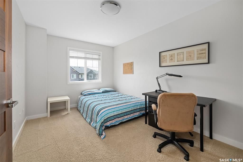 Willowgrove小区2012年建3房3卫1340尺安静边户联排别墅出售。地理位置安静私密，面朝农田美景，主卧窗户可赏北极光。房屋年代新，整体保养好。交通便利，可步行至两所小学和公园，近百年高中，近购物中心。一楼多窗户自然光充足，客厅宽敞明亮。新换地板，理石台面，纽约现代风橱 - 18