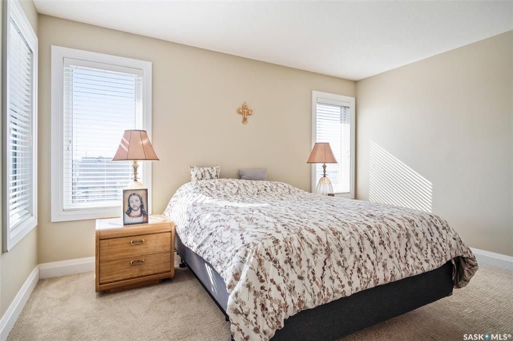 Willowgrove小区2011年建1927尺3室3卫双层独立屋出售。地理位置佳，步行可达学校，近公园，购物中心，交通便利。本地西人业主，高品质装修，全屋保养极佳。一楼挑高9英尺，瓷砖实木地板。开放式客厅和厨房，厨房大量橱柜，储藏空间大，带阻尼抽屉。花岗岩台面，陶瓷背板，和不锈 - 9