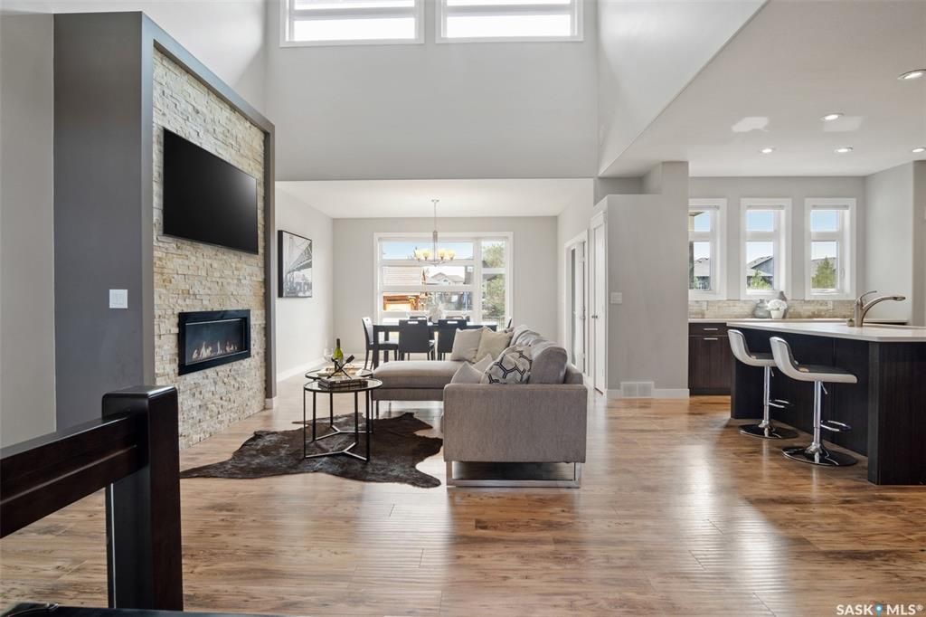 Evergreen小区最好核心路段近1935尺4房4卫双层独立屋出售，后院面积超大且背靠绿地无邻居，私密性强，且安静宜居。房屋年代新保养佳。房子朝南，朝向好且超大多窗户，阳光充足。厨房石英石台面，高级名牌厨房设备。二楼大尺寸房间，主卧地采暖，且风景好自带朝向后院的阳台。挑高层高2 - 5