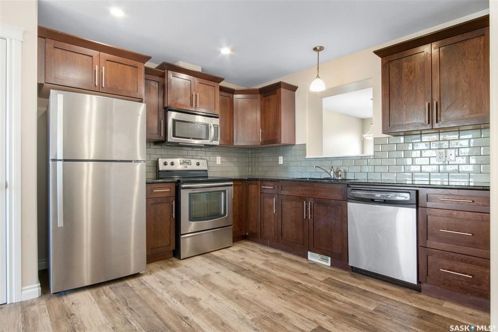 Stonebridge小区4房4卫翻新升级联排出售。近1500尺超大面积，步行至周围小学，公园，购物。大厅12尺挑高，全屋大部分全新换合成板地板，全屋全新刷漆，厨房枫木橱柜大理石台面，楼上3个大卧室，主卧带步入式衣柜和独立洗手间，半地下室完全装修好一房间/活动厅，大窗户外加洗手间 - 11