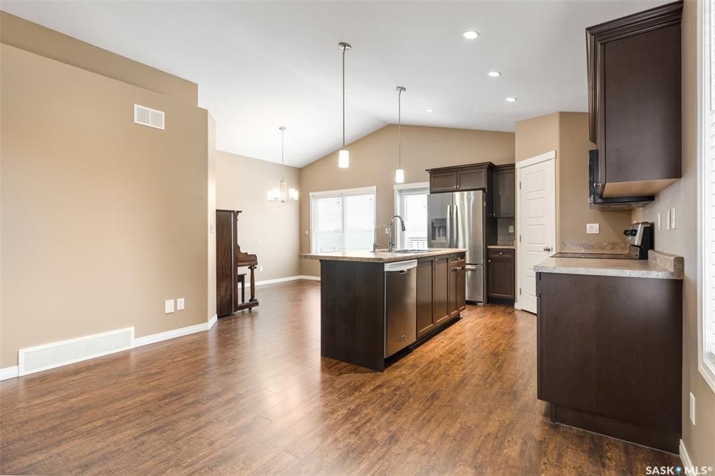 Stonebridge小区近1410尺错层独立屋出售，5房3卫，半地下室带合法出租2房1厅1厨1卫分电表，独立出入独立洗衣烘干，独立热水器。高档装修，连房加大尺寸双车库，双层露台。后院私密性好没有邻居相连。主层挑高顶，木地板，枫木橱柜，大厨房带独立角柜，主卧带独立洗手间和步入衣柜 - 7