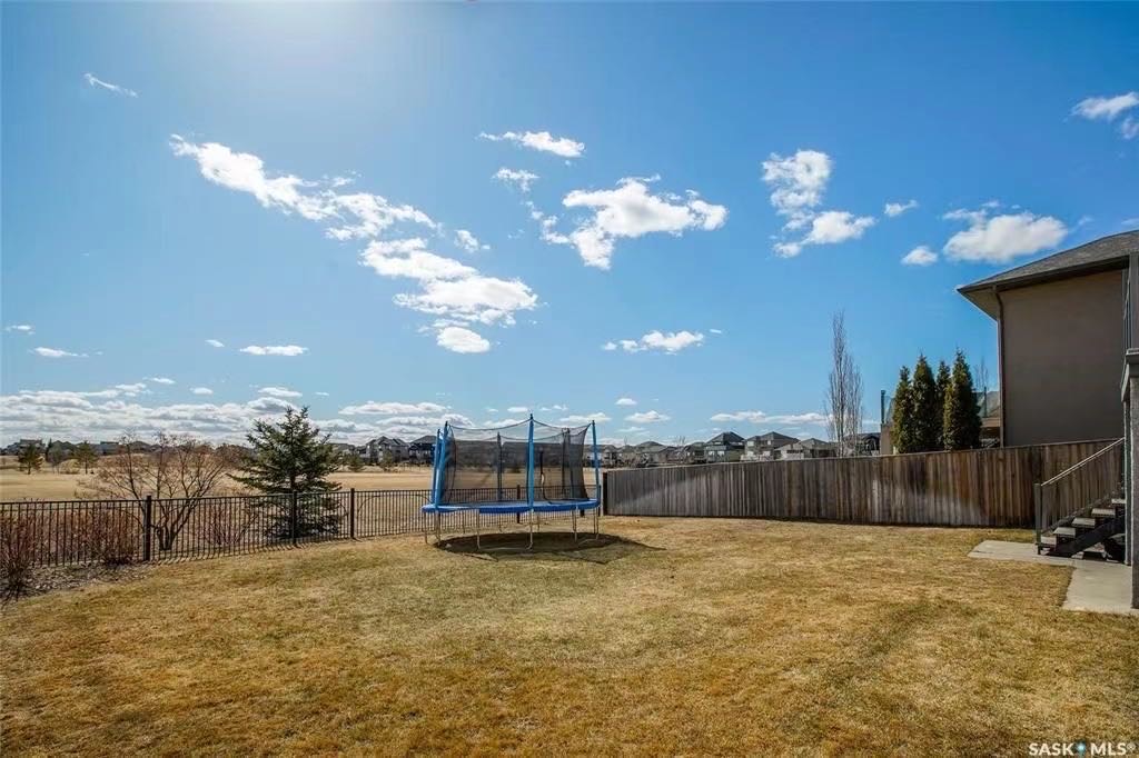 Willowgrove小区2263尺地下室步出式独立屋出售；近7000尺地块背靠小学超大绿地，无遮挡视野，步出式地下室，朝南采光极佳步行百米至小学购物高中等设施。高档装修全地热系统。楼层高，实木地板，胡桃木橱柜，大理石台面，三角按摩浴缸，吸顶音响，加大车库，保养好，格局佳，二楼另 - 6