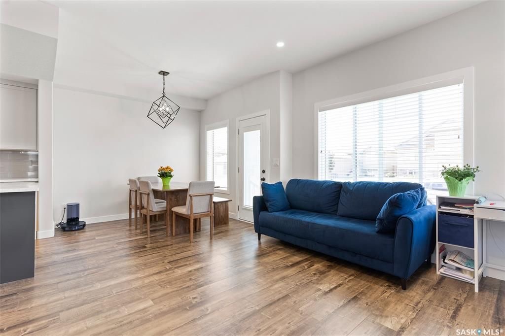 Evergreen小区2021年建1535尺3房3卫边户联排出售，带连房子双车库外加双车道，独立院子。一楼9尺层高，开放式设计，多窗户好采光。客厅带壁炉造型墙，厨房大理石台面，升级橱柜，另有独立收纳间，不锈钢家电，抽油烟机外排。二楼有3个大卧室外加一个多功能厅。主卧带步入式衣柜和 - 9