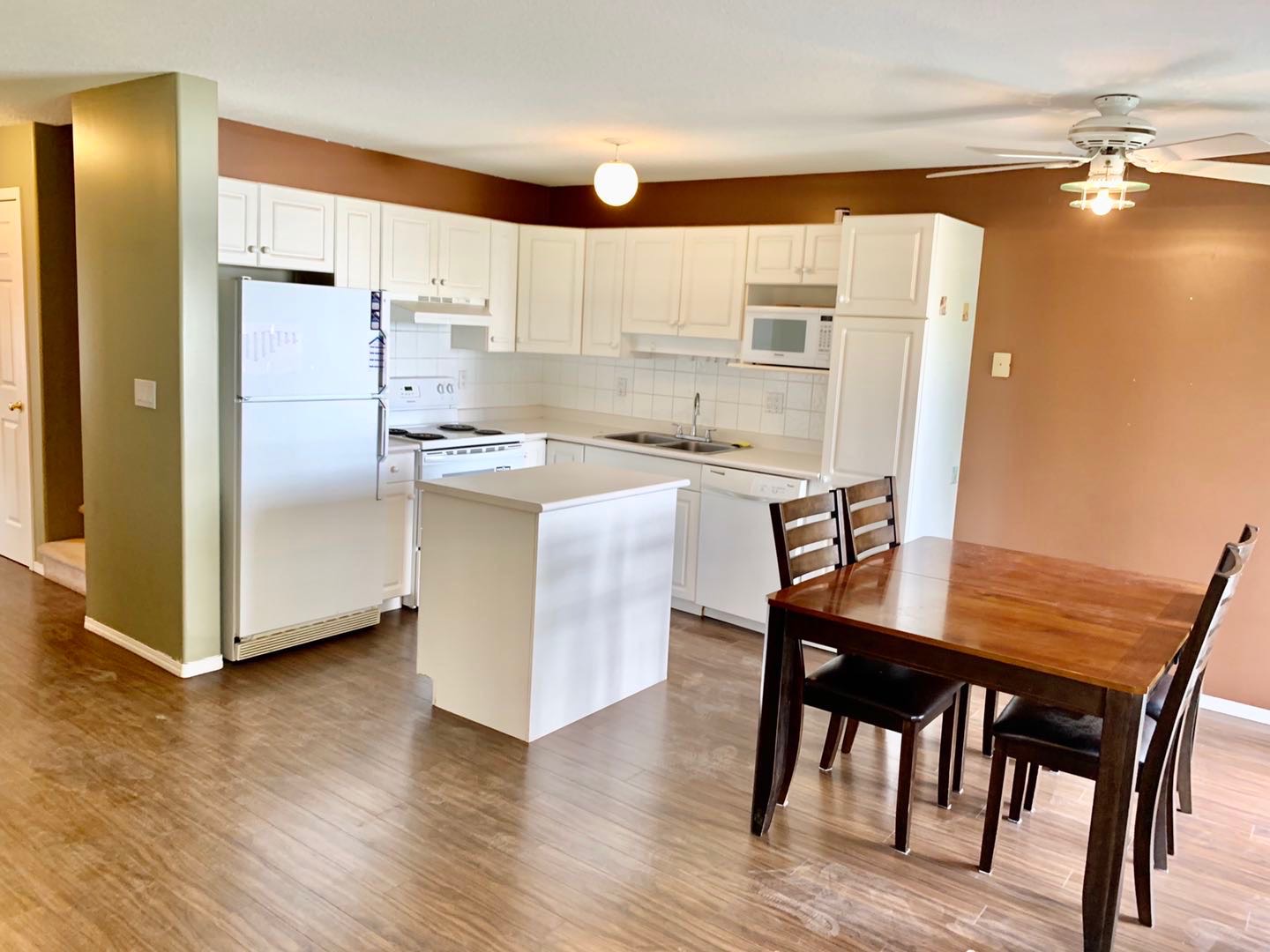 东北区步行到两高中两小学 Erindale小区 1200尺 3房2卫联排屋出租。带全套家具拎包入住。带一个停车库外加一个车位。地下室装修有一个活动室，包水，$1600/月  - 5