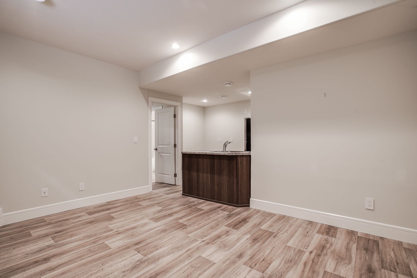 1528尺4房4卫独立屋步行100米至Evergreen小学。地下室1房1厅1卫1吧台带独立出入口。独立院子，超大尺寸双车库。高品质高档装修（加高层高，多窗户，大理石台面，大洗手间带冲浪浴缸。挂牌价格 $399000。详情联系地产经纪Gary Gai 盖王睿 - 7