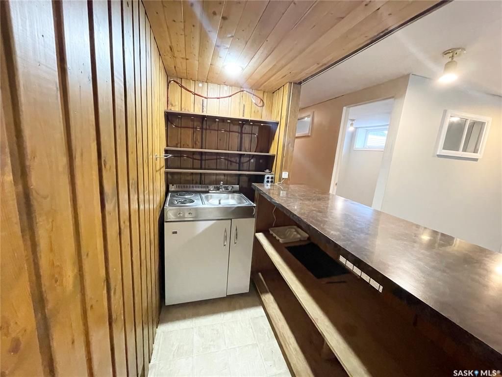 核心路段5房2卫大地双车库独立屋出售。步行百米至8街Greystone小学公园，8街Superstore购物。房屋近期升级有：PVC 窗户，合成木地板，橱柜，洗手间，热水器，屋顶瓦片。 地下室有独立出入，大窗户2房1厅1卫。水吧台带mini炉灶。可自住或投资出租。挂牌价格：$35 - 20