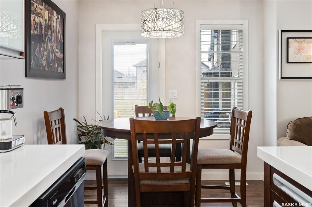 Willowgrove小区2014年建3房3卫联排别墅出售。本地人业主，地理位置安静私密，房屋年代新，整体保养好。交通便利，可步行至两所小学和公园，近百年高中，近购物中心。一楼多窗户朝南自然光充足，客厅宽敞明亮。实木地板，理石台面，纽约现代风橱柜，不锈钢家电。二楼3大卧室，主卧超 - 12