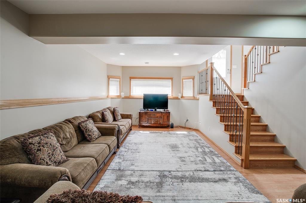 Willowgorve小区2004年建，接近1330尺错层独立屋出售，近Willowgrove小学，公园，附近购物，近St Joseph 和Centennial百年高中。共5房3卫（上下皆为9尺层高，一楼3房，半地有2个大卧室，）多窗户好彩光餐厅客厅，主卧带完整洗手间，半地下大窗 - 7