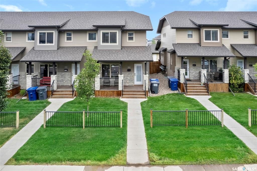 Evergreen小区核心路段2014年建1347尺4房4卫边户双车库联排别墅出售。房屋状况如新，可步行至小学和公园，近高中近购物。一楼客厅宽敞明亮，9英尺层高，高级复合板地板，全花岗岩台面，白色经典橱柜带阻泥，厨房不锈钢家电齐全。二楼洗衣房，超大主卧带完整洗手间和步入式衣柜。地 - 4