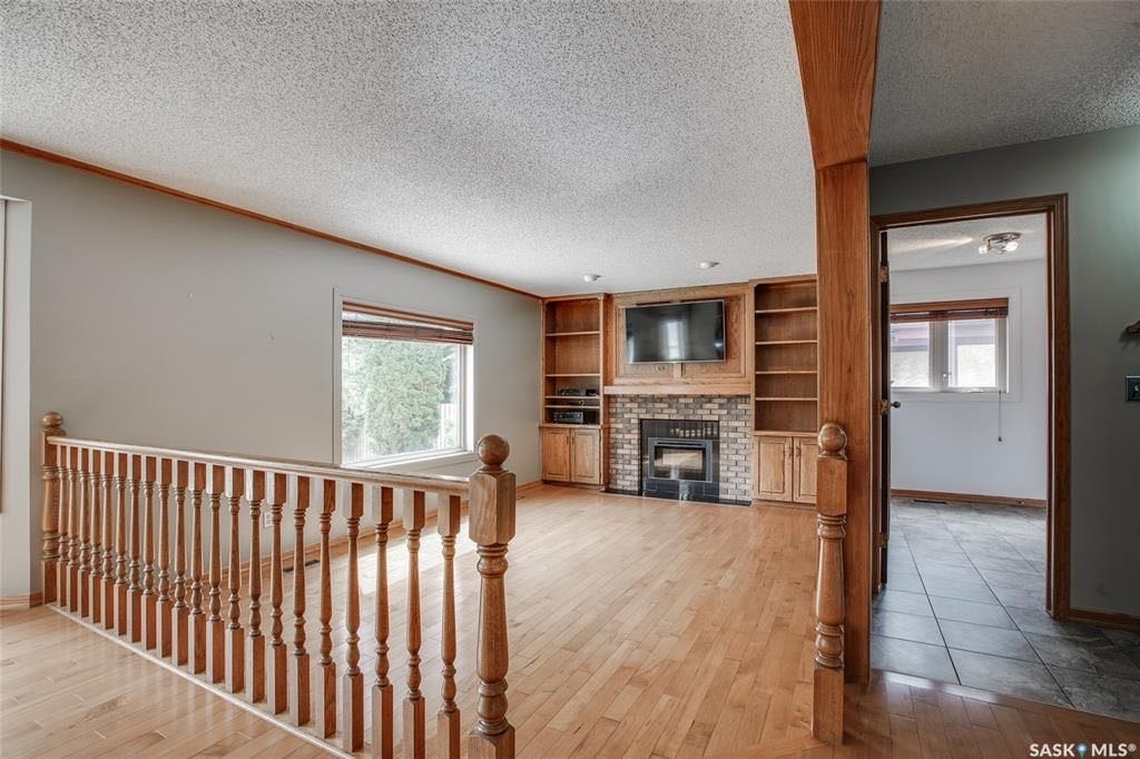 Lakeridge小区安静私密路段，步行至近两所小学。2465尺独立屋出售。前样板间，高级橡木装修，旋转楼梯，4房4卫，3个大厅/活动空间，2个餐厅，二楼有4个卧室。大量更新升级：热水器，锅炉，三层窗户等。挂牌价格 $599000。详情联系地产经纪Gary Gai 盖王睿 - 8