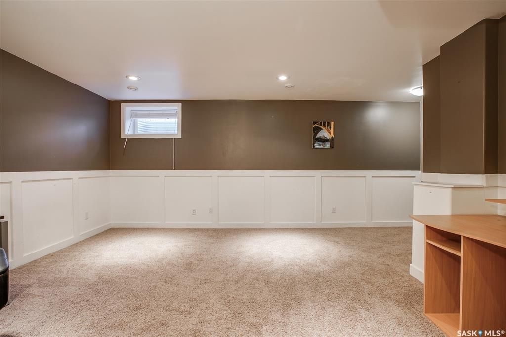 Willowgrove小区双车库4房4卫带独立院子联排屋出售。步行350米 至小学 近St Joseph 和Centennial百年高中。主卧带独立洗手间，地下室装修有一房一厅一卫，高档装修保养佳。挂牌价格：$339000。详情联系地产经纪Gary Gai - 7